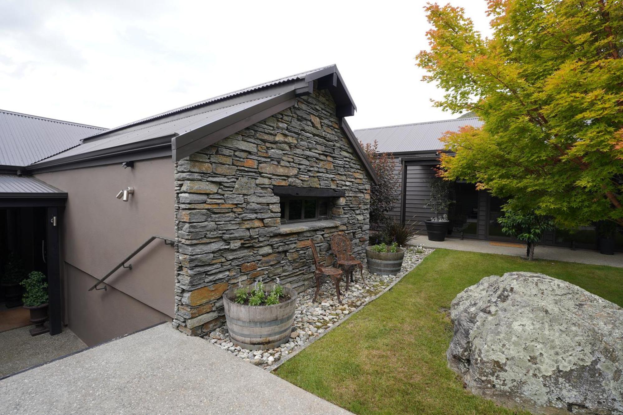 Mt Rosa Lodge Boutique Vineyard Accommodation Wanaka Exteriör bild